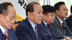황우여 "용산, 특정 후보와 연계하는 일 없어"