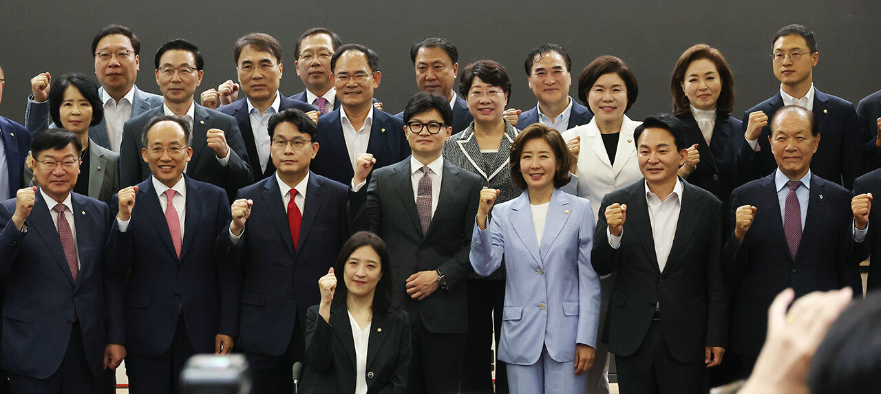 국민의힘 당대표 출마 선언을 한 윤상현 의원(앞줄 왼쪽 세번째부터), 한동훈 전 비상대책위원장, 나경원 의원, 원희룡 전 국토부 장관이 24일 국민의힘 초선의원 공부모임에 참석해 기념촬영을 하는 모습 (사진=연합뉴스)