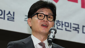 한동훈 "윤 대통령과 10초 통화는 낭설&hellip;야 탄핵공세 막아낼 것"
