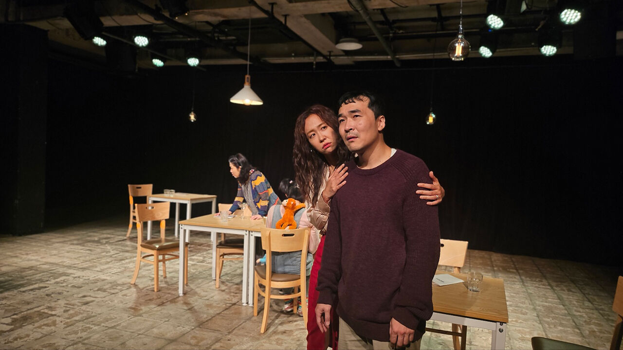 중년의 샘과 니콜을 연기한 배우 김진곤(오른쪽)과 김미승