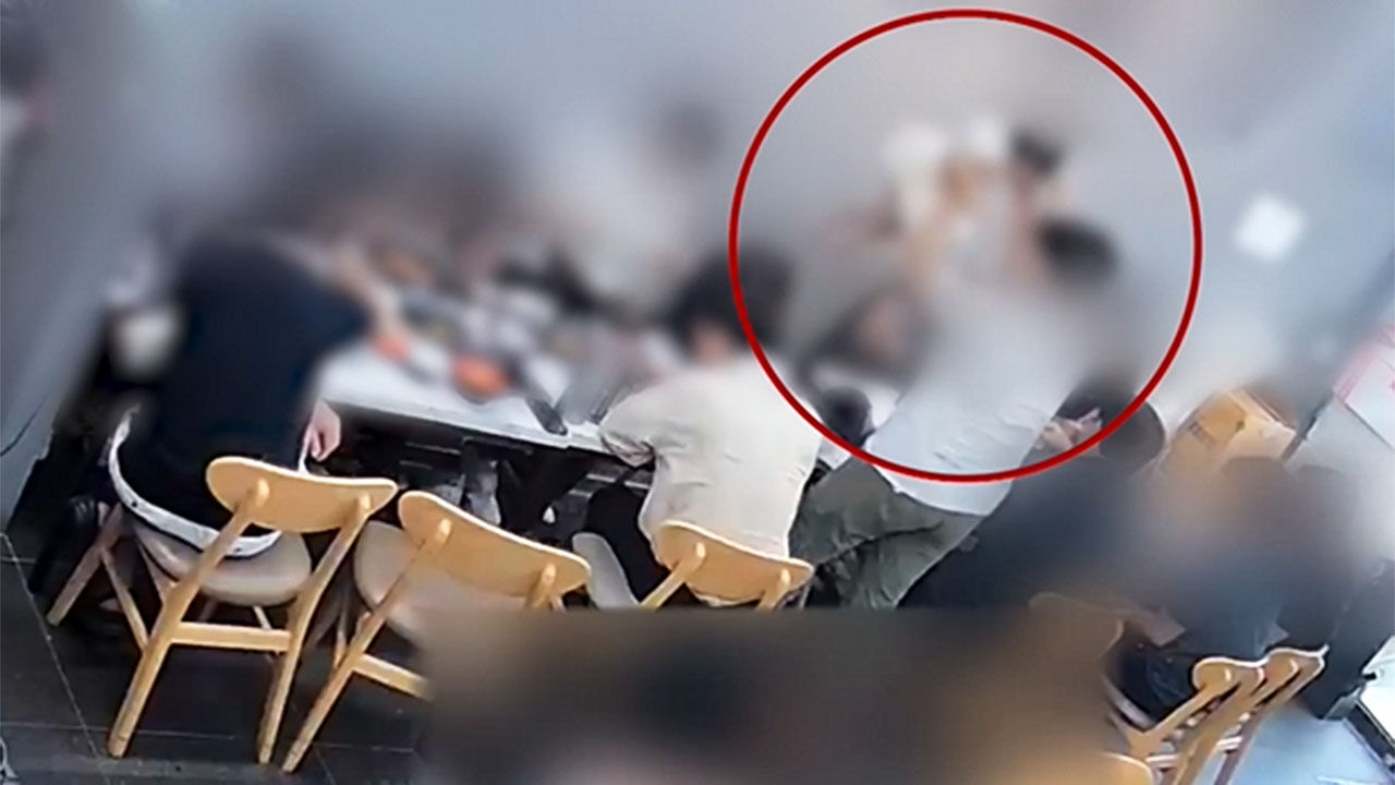 한 식당, 잠든 아이 돌아가며 돌봐주는 어른들