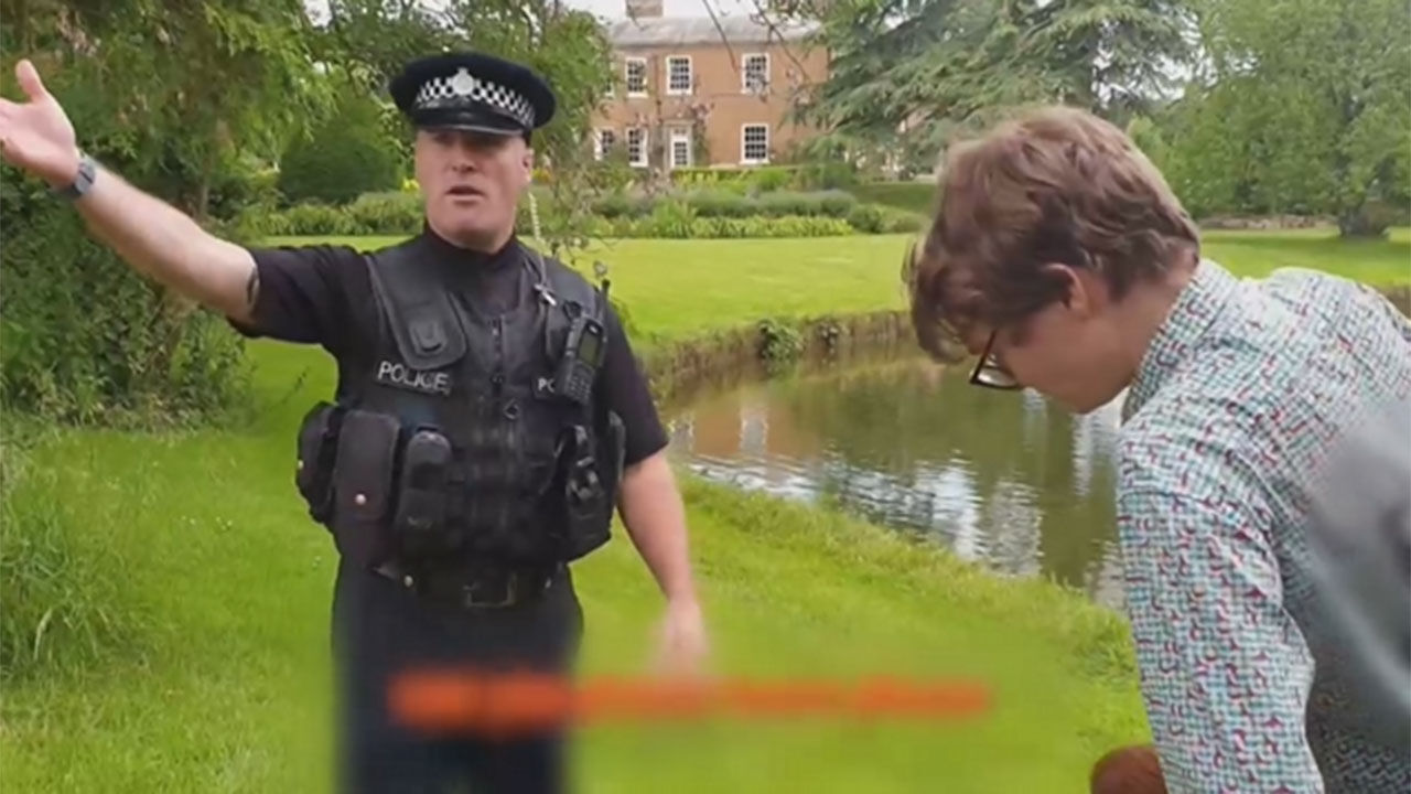 영국 총리 사저에서 '배변 퍼포먼스' 벌인 환경운동가