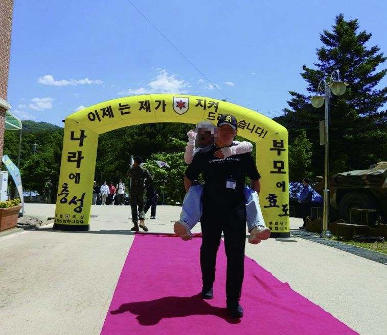 숨진 박 훈련병이 입영 당시 어머니를 업고 있는 모습. 사진 : 군인권센터 제공