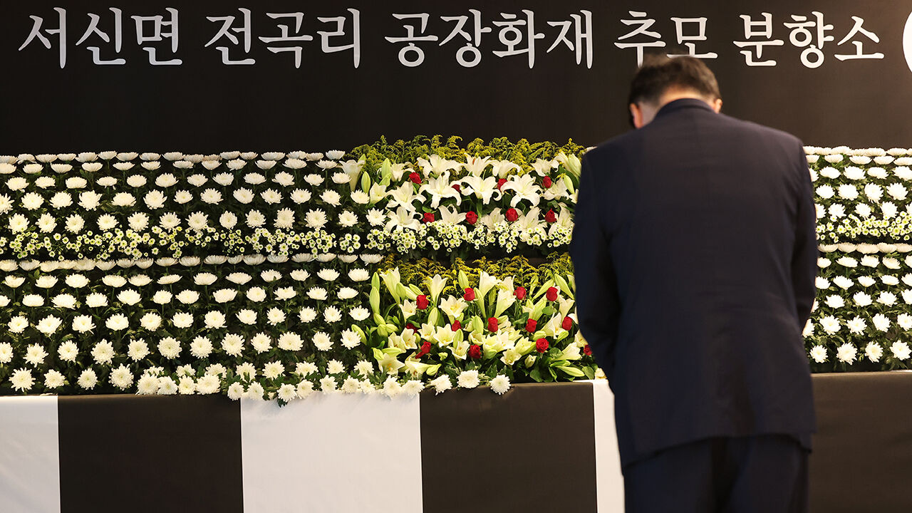 지난 26일 리튬전지 공장 화재 추모 분향소에서 추모객이 희생자들을 추모하고 있다.