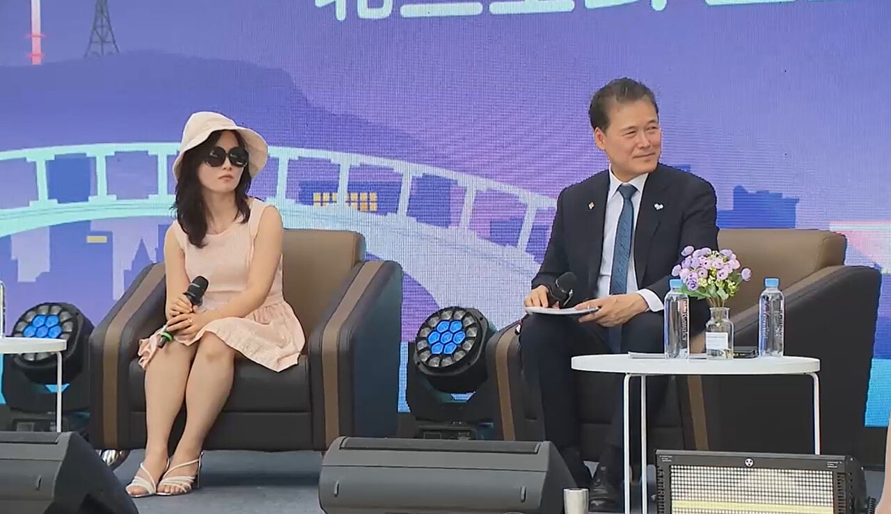 지난 21일 '토크 콘서트'에 참석한 김영호 통일부 장관과 동해 목선 탈북민
