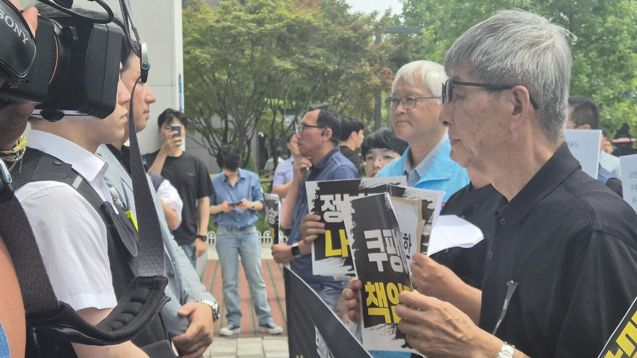 항의서한 전달을 위해 쿠팡 앞에 선 고(故) 정슬기 씨 아버지