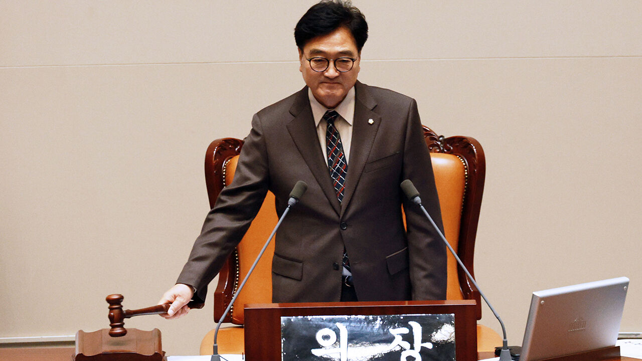 27일 국회에서 열린 본회의에서 의사봉 두드리는 우원식 국회의장