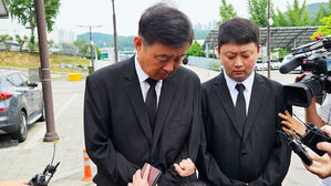 아리셀 대표, 유족과 처음 만나 사죄&hellip;"어떻게든 해결할 것"