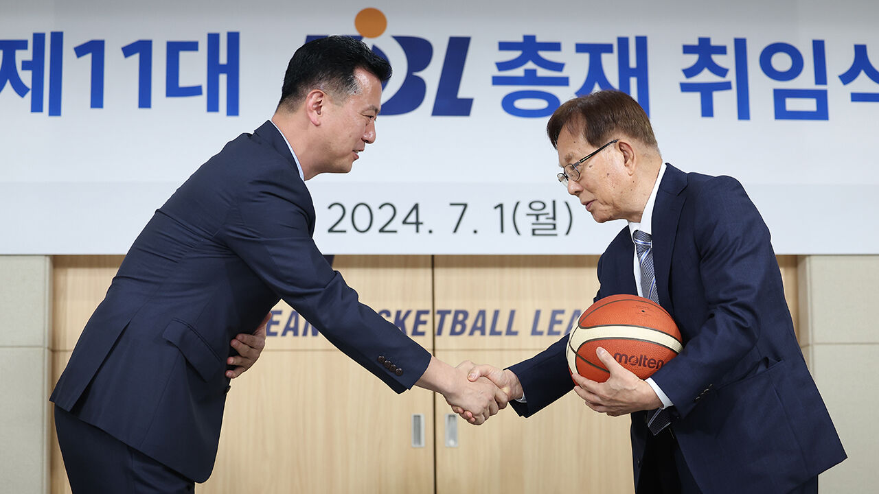 제11대 KBL 총재 취임식에서 직원과 악수하는 이수광 한국농구연맹(KBL) 신임 총재