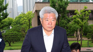 김홍일 방통위원장, 탄핵안 보고 전 사퇴&hellip;윤 대통령, 면직안 재가