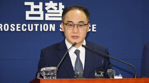 검찰총장 "상대가 저급 &middot; 비열하더라도 외압에 굴복 말라"