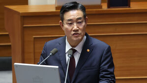 국방장관 "대통령 직권남용, 박정훈 대령 일방적 주장"