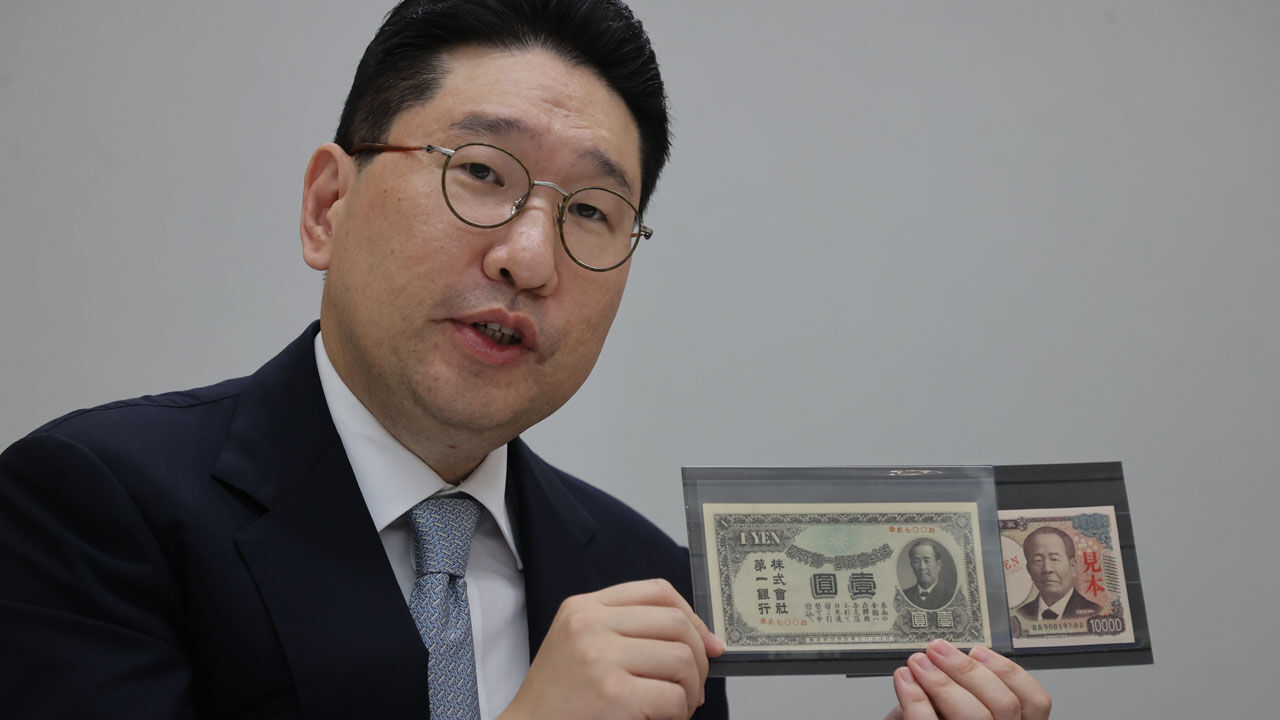 이상현 태인 대표 겸 안중근의사숭모회 이사가 2일 서울 강남구 청담동 태인 사무실에서 1902∼1909년에 발행된 일본 제일은행권(왼쪽)과 이달부터 발행하는 일본 만 엔권 견본을 비교해 설명하고 있다. 