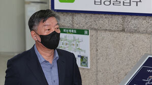 경찰, '함정 도입 비리 의혹' 김홍희 전 해경청장 송치