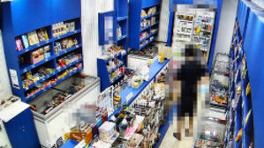 같은 옷에 얼굴 내밀고 '슬쩍'&hellip;집념의 사장 부부가 잡았다
