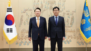 윤 대통령, 주노르웨이 대사 등 재외공관장 12명에 신임장