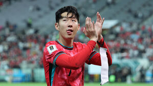 손흥민 동네 축구장에 또 깜짝 등장&hellip;순식간 2천 명 몰려 경찰 투입