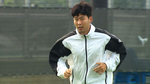 손흥민, 동네 축구장 깜짝 등장&hellip;2천 명 몰려 경찰 투입