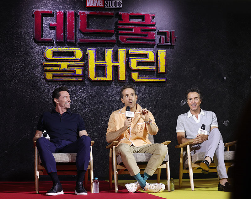 서울 종로구 한 호텔에서 열린 기자회견에 참석한 배우 휴 잭맨(왼쪽)과 라이언 레이놀즈(가운데), 숀 레비 감독
