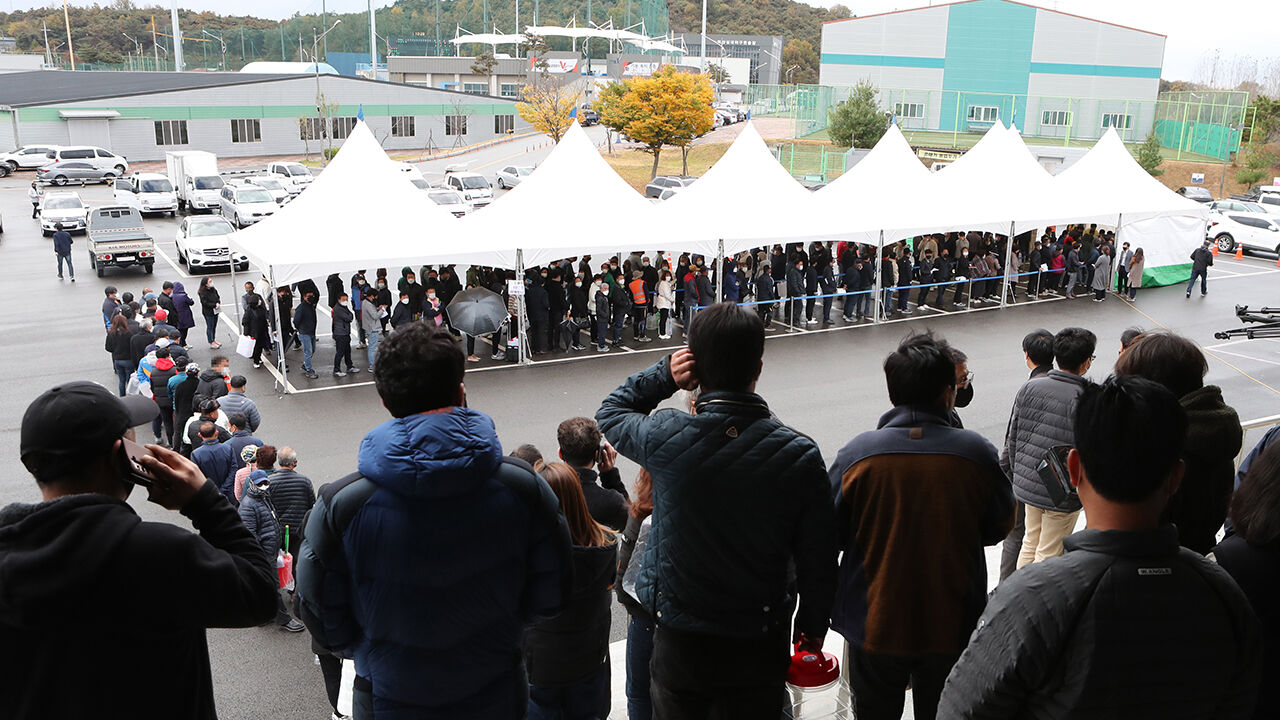2021년 요소수 품귀 당시 익산 실내체육관에서 아톤산업이 화물차주와 지역 주민에게 요소수를 정가에 판매하는 모습