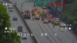[영상] 고속도로 달리던 25t 화물차서 맥주병 '와르르'&hellip;6km 도로 정체