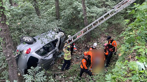 양산서 도로 달리던 SUV, 3ｍ 아래 추락&hellip;60대 운전자 중상