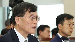 한은 총재, '정부 금리인하 압박' 지적에 "독립 결정 추구"