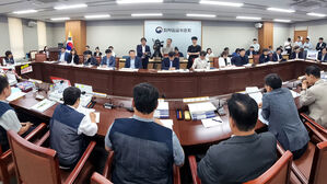 "내년 최저임금 대폭 올려야" vs "동결해야"&hellip;노사 공방 본격화