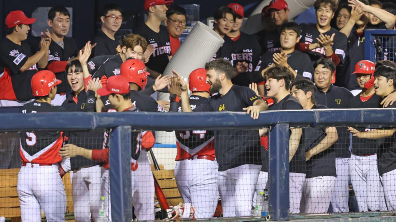 기뻐하는 KIA 타이거즈 선수단 