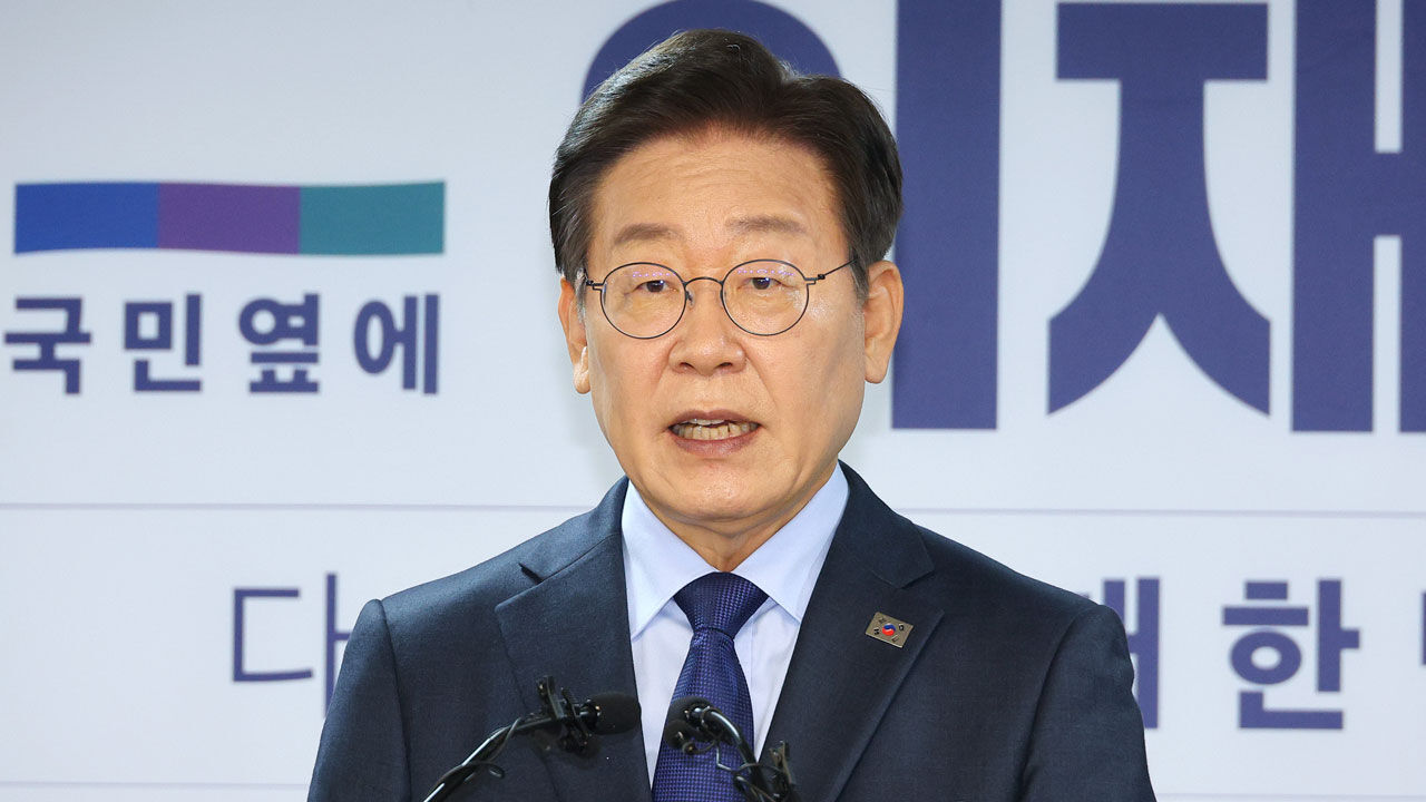 더불어민주당 이재명 전 대표가 10일 오전 서울 여의도 중앙당사에서 당대표 출마 선언 기자회견을 하고 있다. 태극기 배지를 거꾸로 달았다가 기자회견 참석자의 지적을 받고 바로잡았다. 