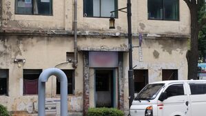 "심각하게 뒤처져" 지워도 불쑥&hellip;50년 넘은 식당도 시달려