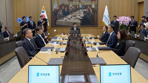 한은, 기준금리 12회 연속 동결&hellip;인하 가능성 시사