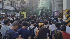 '핫플' 성수동에 몰려드는 인파&hellip;성동구 "안전요원 추가 배치"