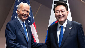 바이든, 尹에 연내 한미일 정상회의 제의&hellip;"연말개최 의견접근"