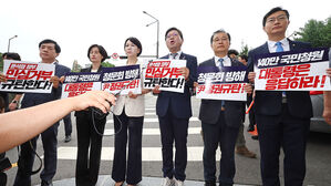 야당 의원들, 용산 찾아 "탄핵청문회 대통령실 증인 나와라"