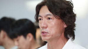 유럽 출장 홍명보 "팬들 걱정 이해&hellip;마지막 도전 응원해 줬으면"