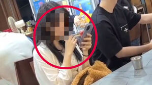 실내 식당서 전자 담배 피는 중국인 (사진/영상= 온라인 커뮤니티)