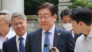 이재명, 서울&middot;수원 오가며 재판받아야&hellip;'대북송금' 병합 불허