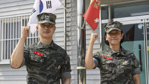 순찰 도중 도로에 쓰러진 노인 구한 해병대 간부들(사진=해병대 제1사단 제공)
