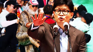 [영상] "여러분! 진정!" 목 조르고 걷어차고 '격투기' 번진 전당대회 전말&hellip;후보 캠프에선 서로 "계획된 연출인가!" 왜?
