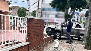 경산서 70대 운전 승용차 학교 돌진&hellip;인명피해 없어