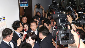탄핵청원 청문회 시작부터 정면 충돌&hellip;여당 "불법 개최" 야당 "의원 폭행"