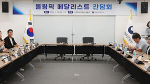 유인촌 문체부 장관, 올림픽 메달리스트들과 체육 미래 논의