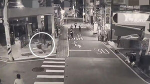 "왜 사진찍고 다니지?"&hellip;새벽 CCTV 딱 걸린 '던지기' 마약사범