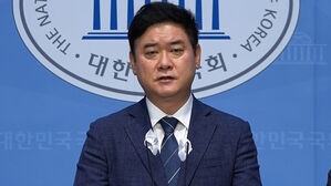 민주, "이재명 헬기 '의사&middot;소방 공무원 책임'" 결론에&hellip;"치졸 공작"