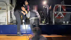전화기 &middot; 구명조끼도 없이 심야 해루질 하다 고립&hellip;3명 구조