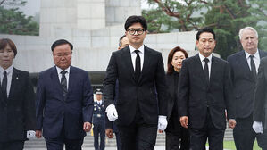 한동훈, 현충원 참배로 공식 일정 시작&hellip;당직 인선 착수