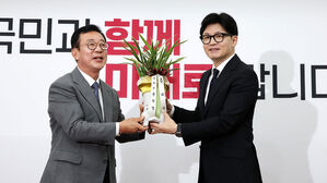 윤 대통령, 한동훈에 취임 축하 난&hellip;"여당&middot;정부 한몸 돼야"