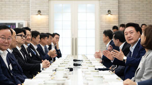 윤 대통령, 한동훈과 '러브샷'&hellip;"우리는 다 같은 동지"