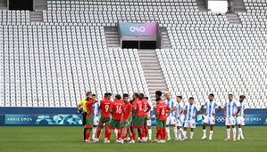 올림픽 대회 첫 경기부터 2시간 중단 '파행'&hellip;아르헨티나 남자축구 패배